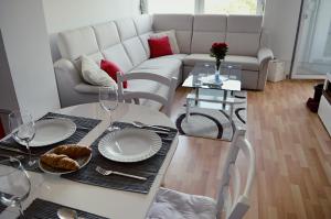 - un salon avec une table et un canapé dans l'établissement Apartman Andrijana Lovran, à Lovran