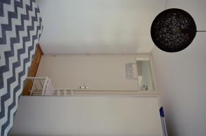 - un escalier dans une chambre dotée d'un mur blanc dans l'établissement Apartman Andrijana Lovran, à Lovran