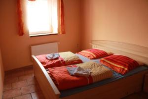1 dormitorio con 2 almohadas en Ferienwohnung Götze en Irxleben