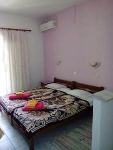 Un dormitorio con una cama con almohadas. en Tony's Apartments en Agios Georgios