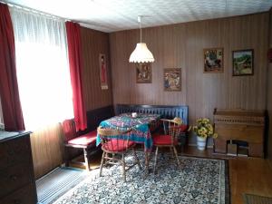 ein Esszimmer mit einem Tisch und roten Stühlen in der Unterkunft Ferienhaus Abhau-Tage in Ferlach