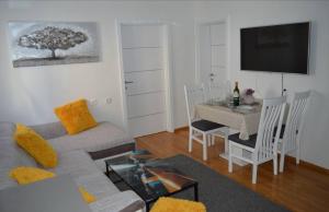 een woonkamer met een bank en een tafel bij Apartments Iva in Makarska