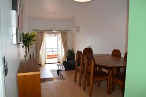 uma sala de jantar e sala de estar com mesa e cadeiras em Bay View Apartment no Funchal