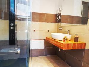 Koupelna v ubytování Brezza Marina Guesthouse + 30 fotografií