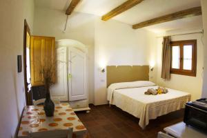 una camera da letto con due letti e un tavolo di La Casa Del Poeta a Aglientu