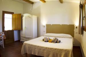 una camera da letto con un letto con copriletto bianco di La Casa Del Poeta a Aglientu