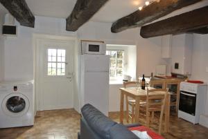 cocina y sala de estar con sofá y mesa en Caurel Cottage, en Caurel