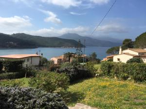 a view of a house and a lake at Hotel Danila in Portoferraio