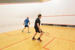 Tenis a/nebo squash v ubytování ICV SleepWell nebo okolí