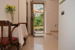 ein Esszimmer mit einem Tisch und einem Fenster in der Unterkunft Apartment Monika in Kotor