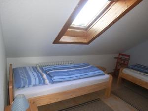 - une chambre avec un lit et une lucarne dans l'établissement Haus Strandgut/2, à Duhnen