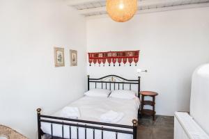 a bedroom with a bed in a room with white walls at Villa Tina in Arnados