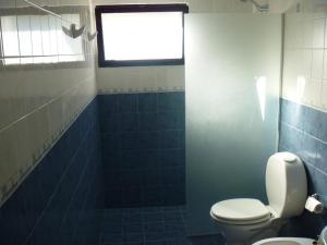 Un baño con inodoro y ventana. en Cabaña Lecalau, en Lago Puelo 50 fotos más