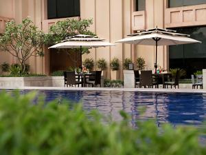 Bazén v ubytování The Metropolitan Hotel & Spa New Delhi nebo v jeho okolí