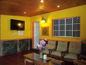 a living room with a couch and a table with flowers at La Casa de Mia Mama in Salta