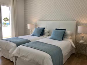 En eller flere senge i et værelse på Apartamento Seaview