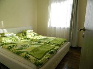 Ліжко або ліжка в номері Greentó Apartman