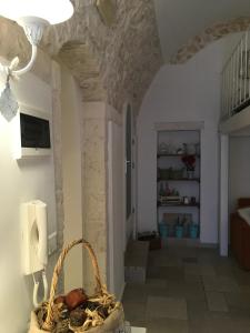 un corridoio con cesto di vimini in una stanza di Casa Carlotta a Ostuni