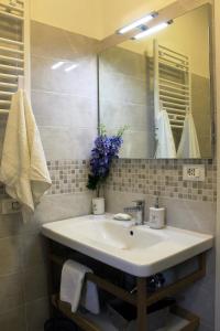 y baño con lavabo y espejo. en Loft La Conchiglia, en La Spezia
