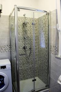y baño con ducha y puerta de cristal. en Loft La Conchiglia, en La Spezia