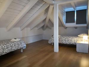 una camera con due letti e una grande finestra di Villa Zen Apartment a Padova