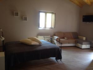 a living room with a bed and a couch at CAMILLA affitta camere in Nicolosi