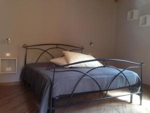 a bed with a metal frame in a bedroom at CAMILLA affitta camere in Nicolosi