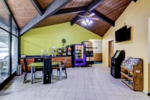 una tienda de comestibles con una máquina de refrescos en una habitación en Bloomer Inn & Suites en Bloomer