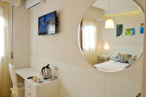 Телевизор и/или развлекательный центр в Hotel Villa Fiorita