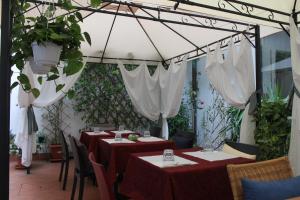 A restaurant or other place to eat at Hotel Dalmazia