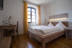 Säng eller sängar i ett rum på Landhotel Battenheimer Hof