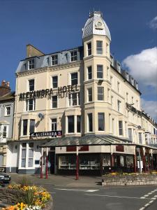 un gran edificio blanco con un reloj encima en The New Alexandra Hotel en Llandudno