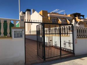 アレナレス・デル・ソルにあるBungalow Arenales del Sol, Alicanteの家の前の黒門