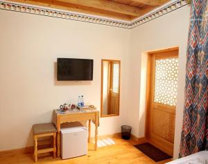 Old Bukhara Boutique的电视和/或娱乐中心