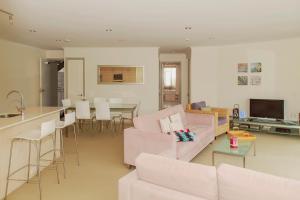 Μια τηλεόραση ή/και κέντρο ψυχαγωγίας στο Crow's Nest Apartments