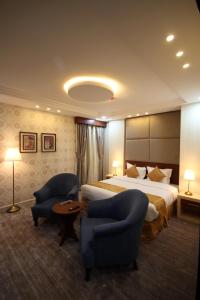 Postel nebo postele na pokoji v ubytování RAF Furnished Hotel Suites