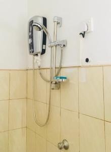 ウナワトゥナにあるSerene Home Unawatunaのシャワーヘッド付きの浴室のシャワー +18枚の写真