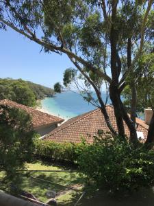 una vista del agua desde el techo de una casa en Dutchies Beachside Retreat, en Nelson Bay