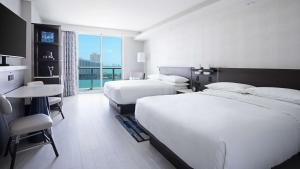 Postel nebo postele na pokoji v ubytování Hyatt Centric Brickell Miami