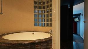 Koupelna v ubytování De Keyser Hotel