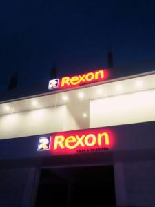 Um sinal de Reynolds do lado de uma bomba de gasolina. em Rexon Residency em Kattappana