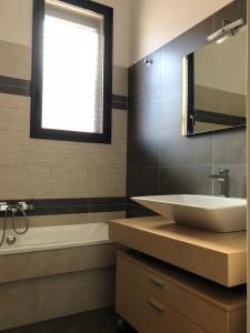 アヴォラにある''A casa di Lele''の洗面台、浴槽、窓のあるバスルーム +22枚の写真