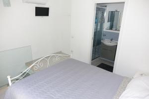 コラートにあるArco San Micheleのベッドルーム1室(ベッド1台付)、バスルーム(シンク付)