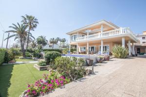 A garden outside Vista Alegre