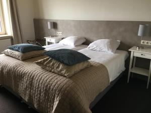 Postel nebo postele na pokoji v ubytování Hotel Posthuys Vlieland