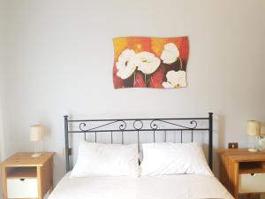 una camera da letto con un letto e un dipinto sul muro di Figli di Decebalo a Valmontone