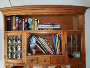 Les Dames de la Montagne في Frauenberg: رف خشبي مليء بالكتب