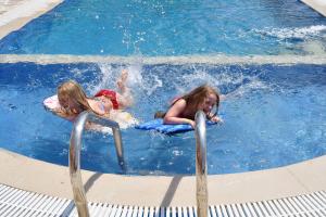 The swimming pool at or close to Xristina