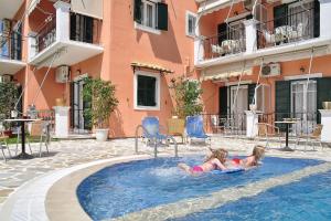 The swimming pool at or close to Xristina