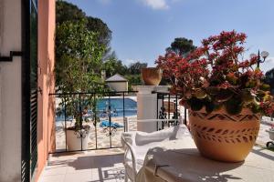 The swimming pool at or close to Xristina